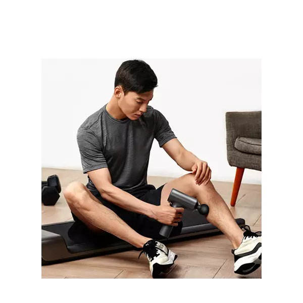 استفاده از ماساژور شیائومی مدل Massage Gun MJJMQ01-ZJ روی ساق پا